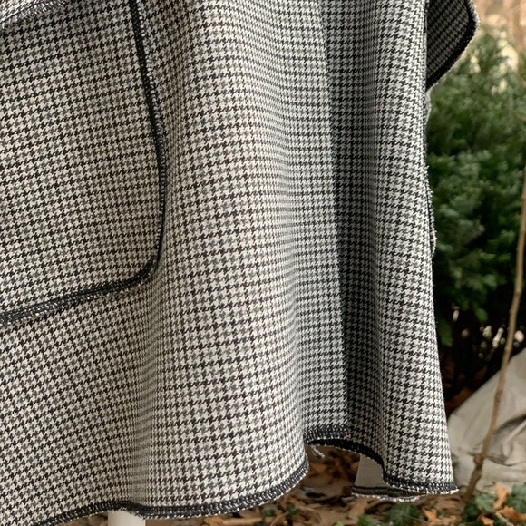Handmade Houndstooth Hooded Cape with Front Pockets and Oversized Buttons, XL - Picture 7 of 10